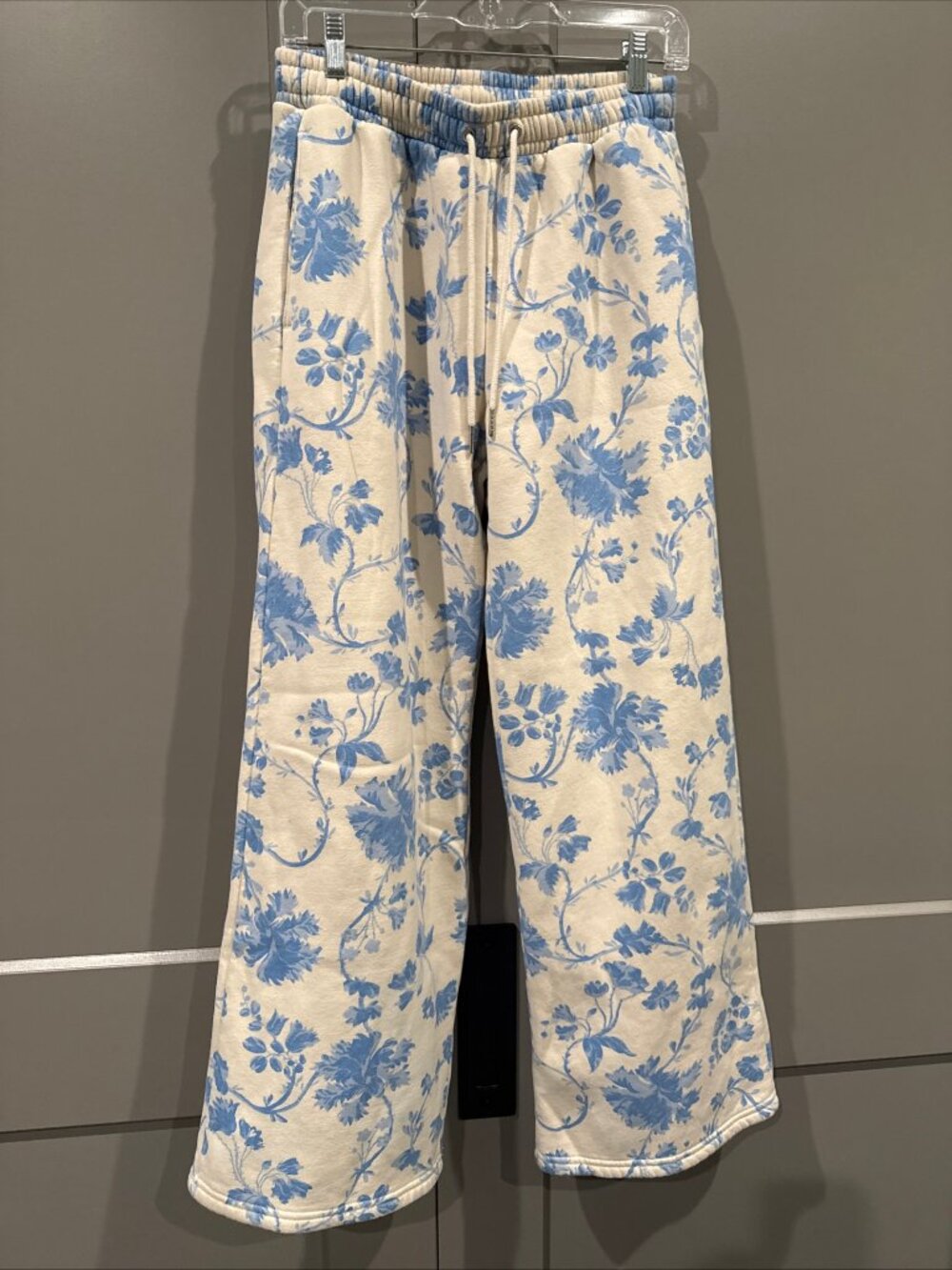 A &F Women's High Rise Wide Leg Sunday Sweatpant White w Blue Floral Pattern Med